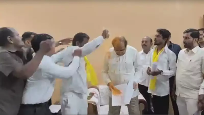 Dhangars up ante for quotas, throw turmeric powder on Maharashtra Minister dhangars-up-ante-for-quotas,-throw-turmeric-powder-on-maharashtra-minister