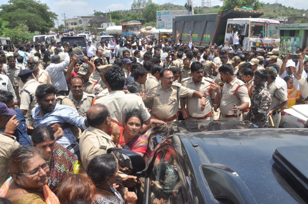 supporters-try-to-block-police-vehicle-carrying-chandrababu-naidu