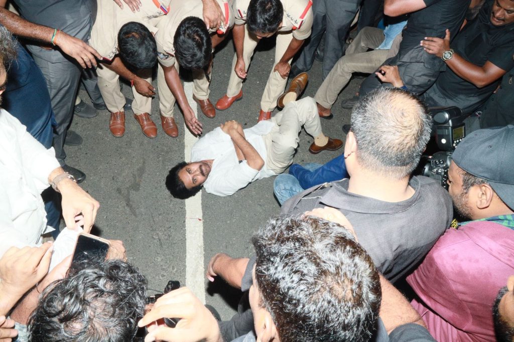 pawan-kalyan-stopped-on-way-to-vijayawada-(2nd-lead)