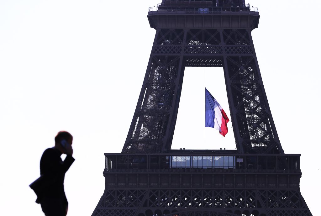 eiffel-tower-goes-dark-to-pay-tribute-to-morocco-quake-victims