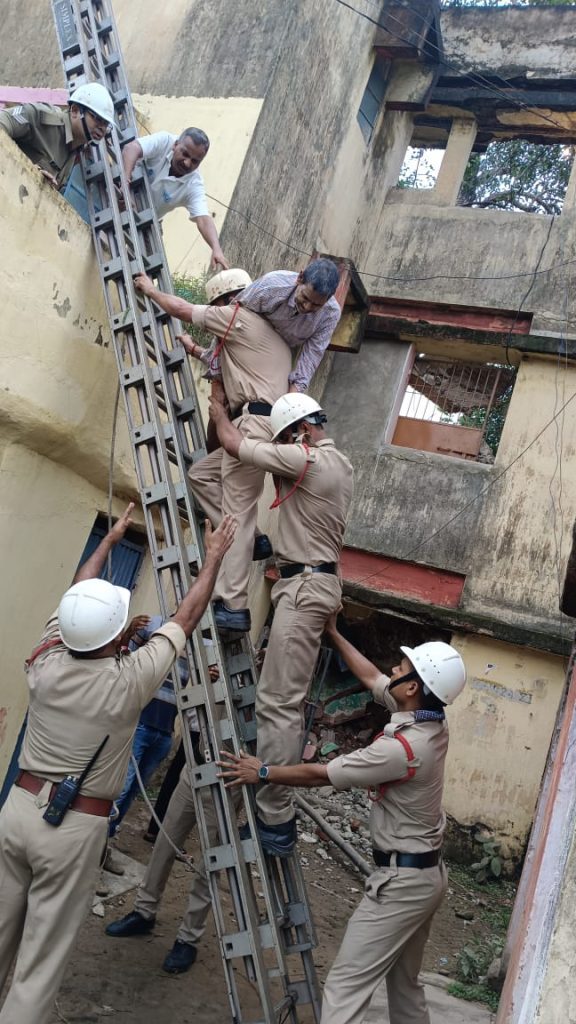 jharkhand:-cisf-fire-wing-rescues-21-persons-from-building-collapse-site