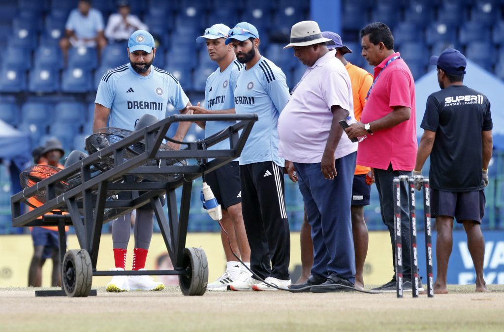 asia-cup:-bumrah,-hardik-take-a-wicket-each-as-pakistan-reach-44/2-before-rain-stops-play