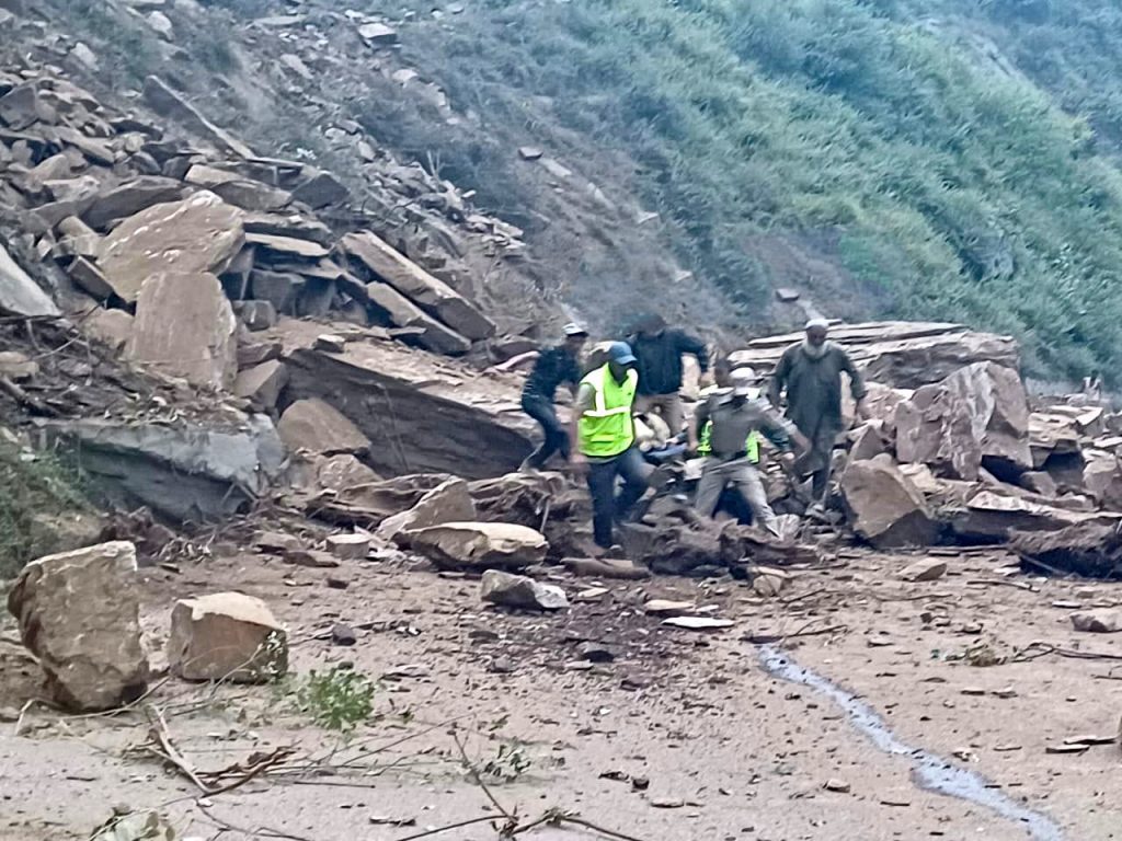 4-dead-after-landslide-hits-truck-on-jammu-srinagar-highway