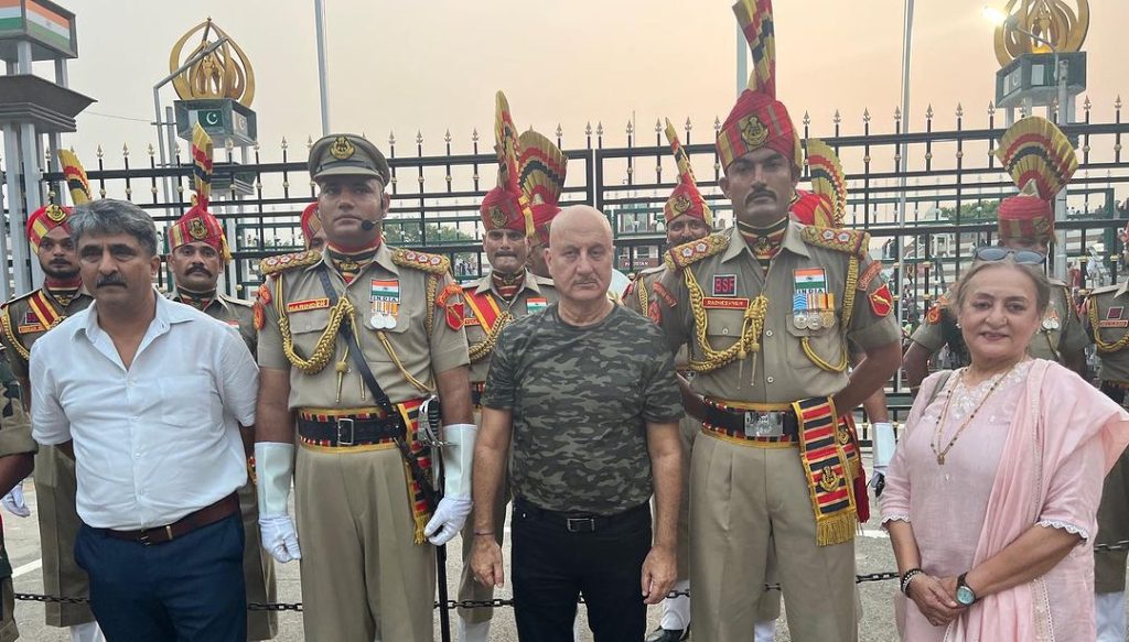 Anupam Kher visits BSF soldiers at Attari-Wagah border, salutes them at Beating Retreat anupam-kher-visits-bsf-soldiers-at-attari-wagah-border,-salutes-them-at-beating-retreat