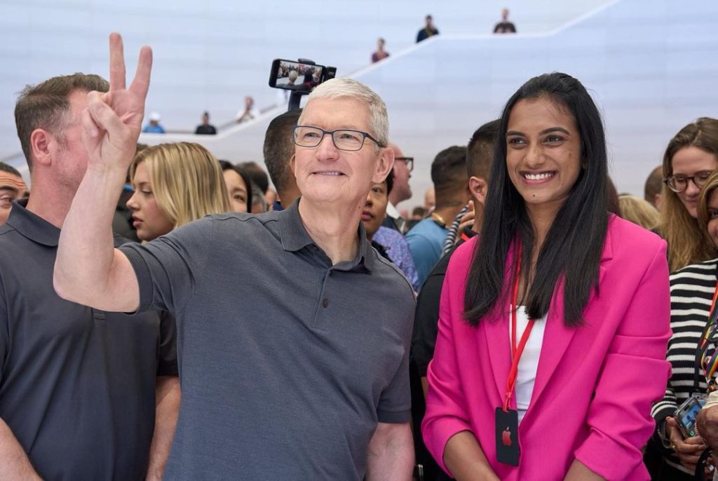 pv-sindhu-meets-tim-cook,-offers-badminton-match-to-apple-ceo