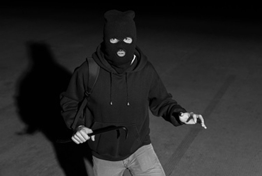 Burglars steal Rs 4.74 L after breaking car window in Telangana burglars-steal-rs-4.74-l-after-breaking-car-window-in-telangana