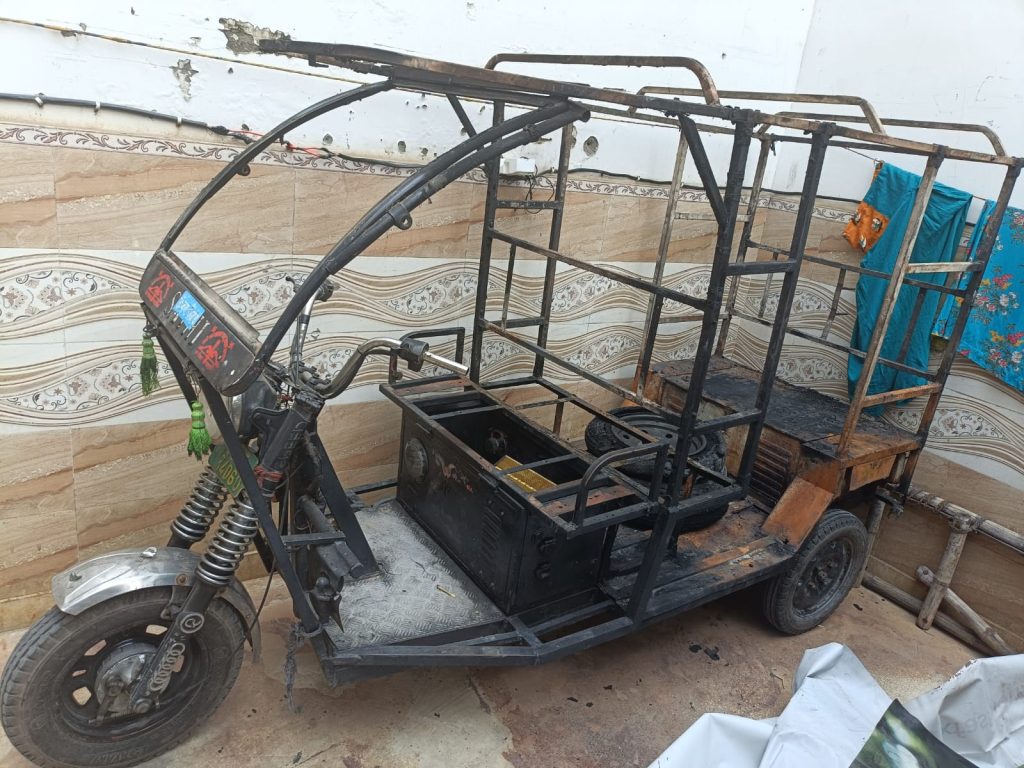 Woman dead, 2 critical as e-rickshaw catches fire in Delhi woman-dead,-2-critical-as-e-rickshaw-catches-fire-in-delhi