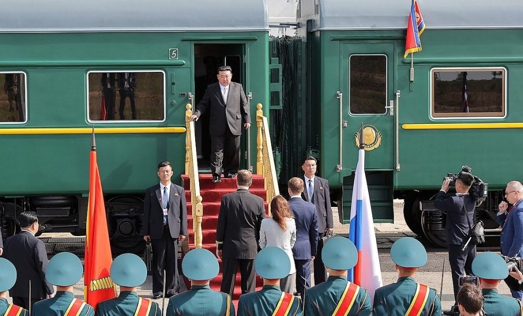 Kim leaves Russia on armoured train to return N.Korea kim-leaves-russia-on-armoured-train-to-return-n.korea