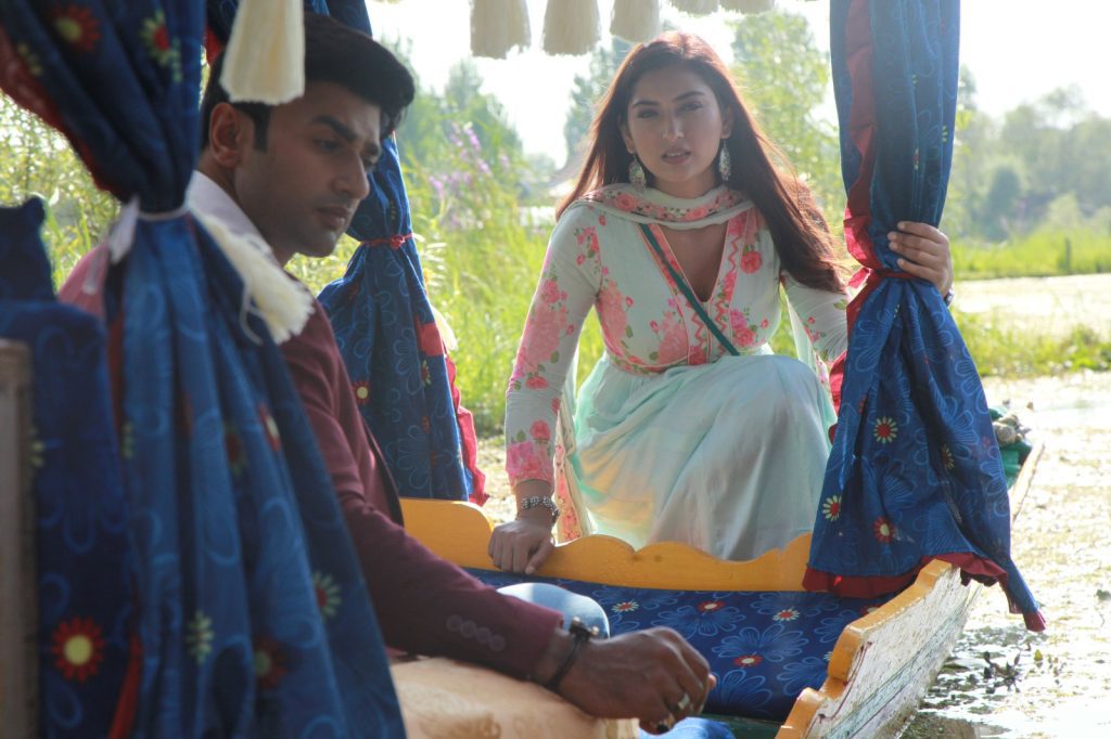 Isha Sharma, Nishant Malkani enjoy Shikara ride for ‘Pashminna’ isha-sharma,-nishant-malkani-enjoy-shikara-ride-for-‘pashminna’