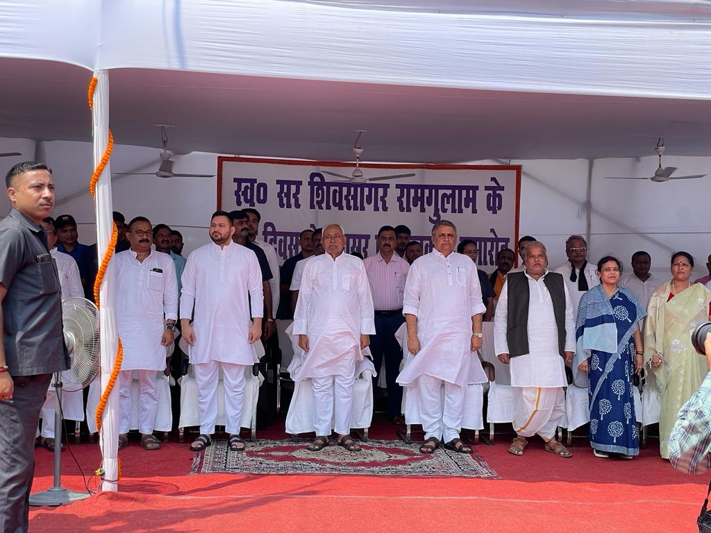 nitish-kumar-playfully-bumps-minister,-journalist’s-heads-together