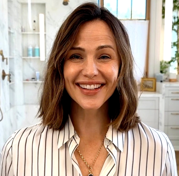 jennifer-garner-helps-homeless-man-in-wheelchair,-puts-shoes-on-his-bare-feet