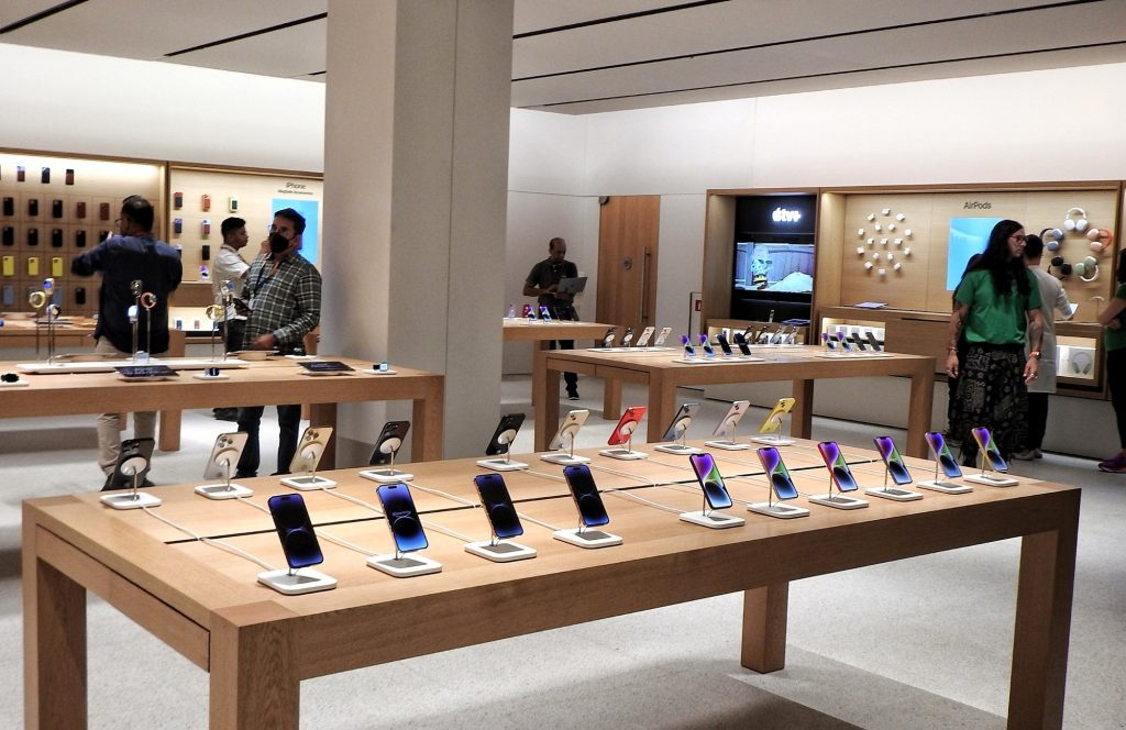 Apple online, its India retail stores now offer best ways to own iPhone 15, Watch Series 9 apple-online,-its-india-retail-stores-now-offer-best-ways-to-own-iphone-15,-watch-series-9