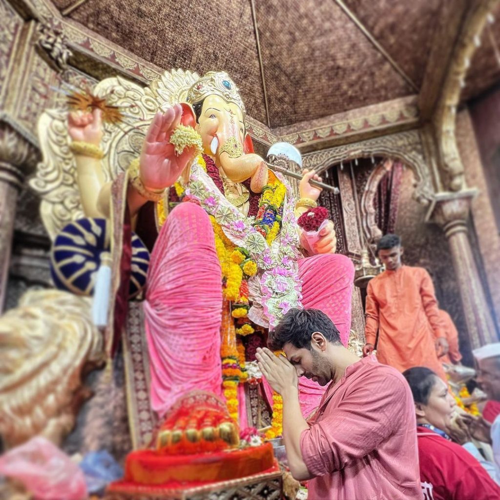 kartik-aaryan-visits-lalbaugcha-raja-on-1st-day-of-ganesh-chaturthi