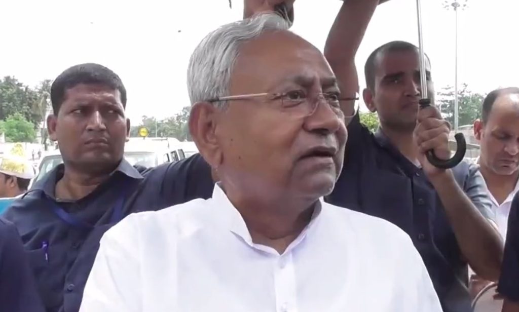 nitish-kumar-pays-surprise-visit-to-patna-secretariat,-many-officers-found-absent