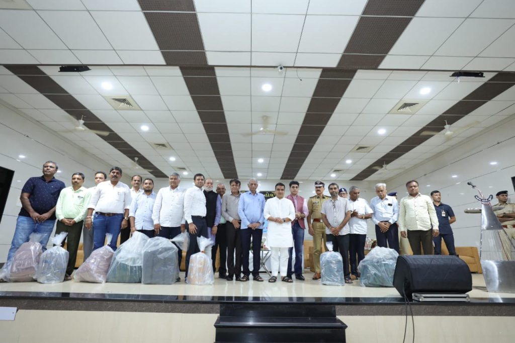 stolen-diamonds-recovered-&-returned-to-owners,-guj-minister-rewards-cops