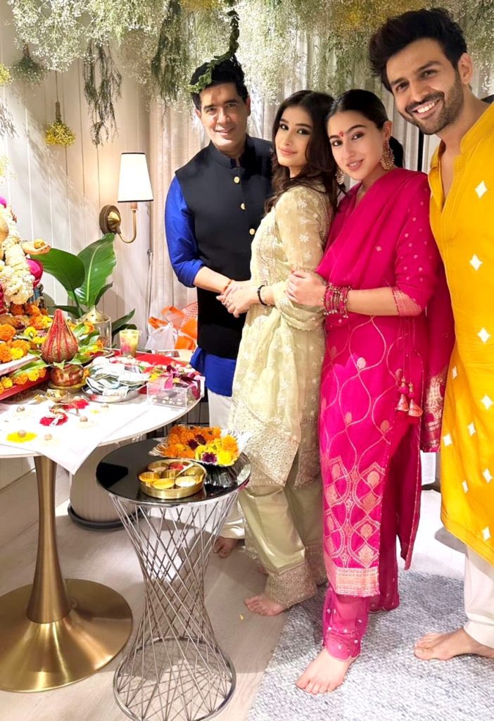 sara-ali-khan-goes-for-ganpati-darshan-at-kartik-aaryan’s-house