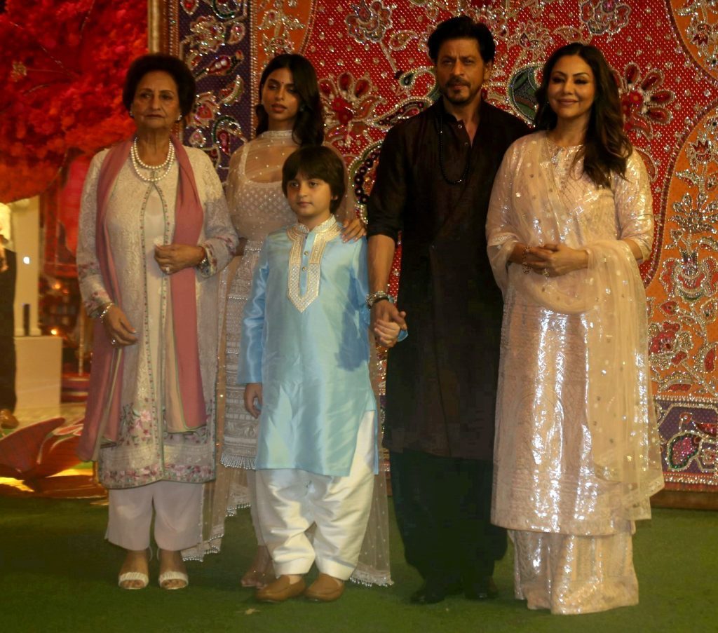 srk-seeks-blessings-at-lalbaugcha-raja-with-abram