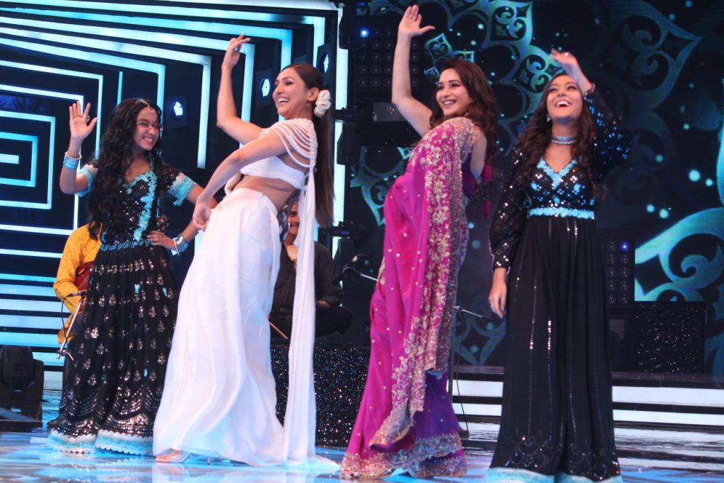 Madhuri Dixit recreates ‘Mera Piya Ghar Aaya’ with Neeti Mohan madhuri-dixit-recreates-‘mera-piya-ghar-aaya’-with-neeti-mohan