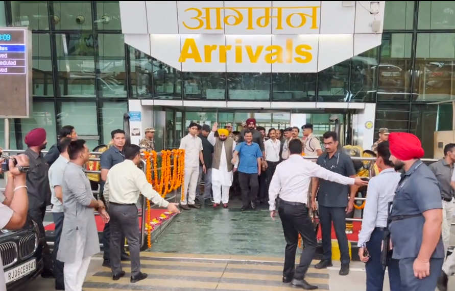 bhagwant-mann,-arvind-kejriwal-reach-udaipur-for-ragneeti-wedding