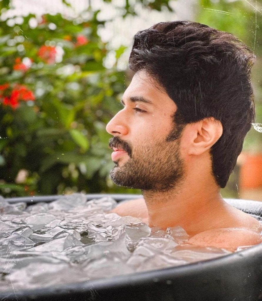 ‘charming’-vijay-deverakonda-takes-ice-bath-on-sunday,-fans-say-‘something-is-fishy’