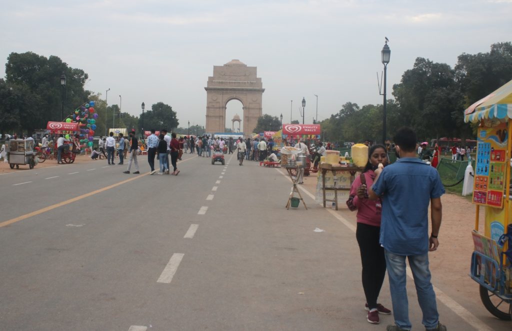 delhi-records-max-of-34.4-degrees-celsius,-partly-cloudy-sky-predicted-for-monday