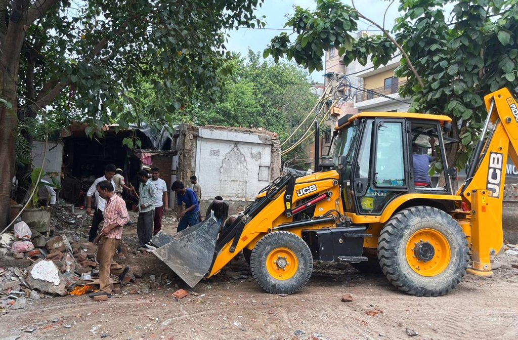 10 cops injured in stone pelting during anti-encroachment drive in Agra 10-cops-injured-in-stone-pelting-during-anti-encroachment-drive-in-agra