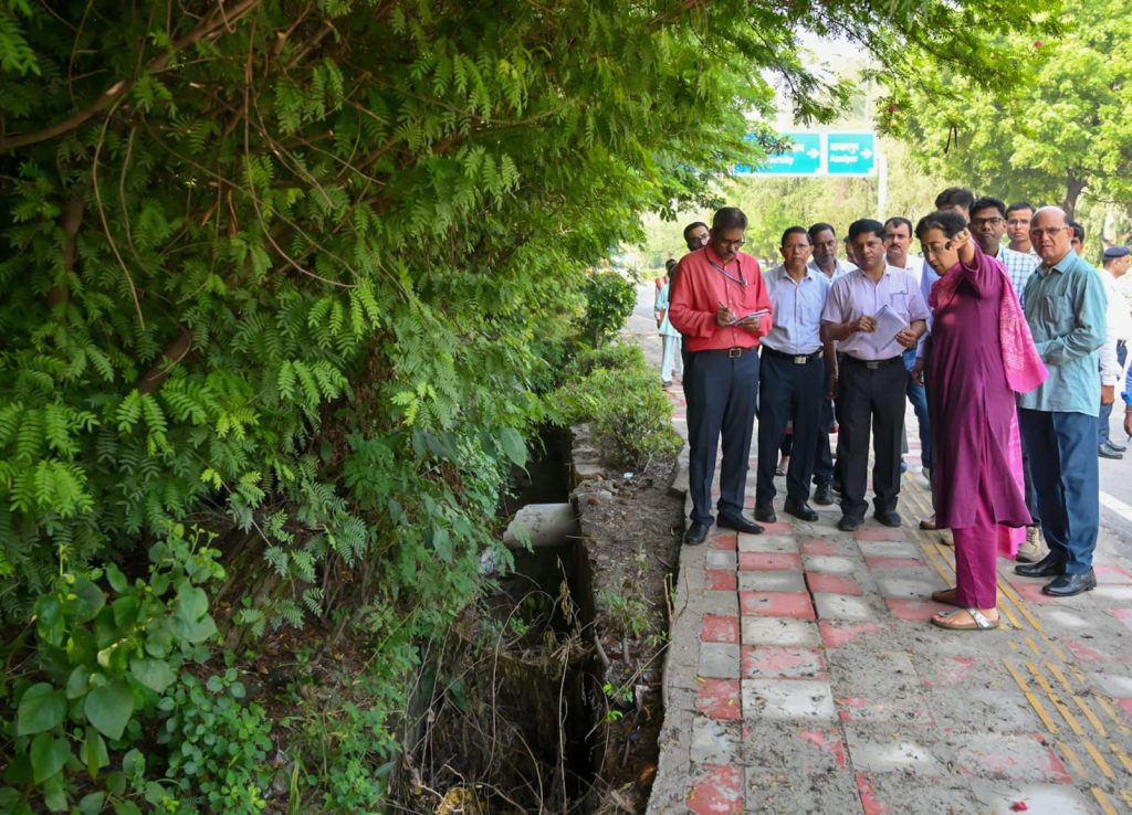 atishi-pulls-up-officials-for-laxity-in-maintenance-of-roads