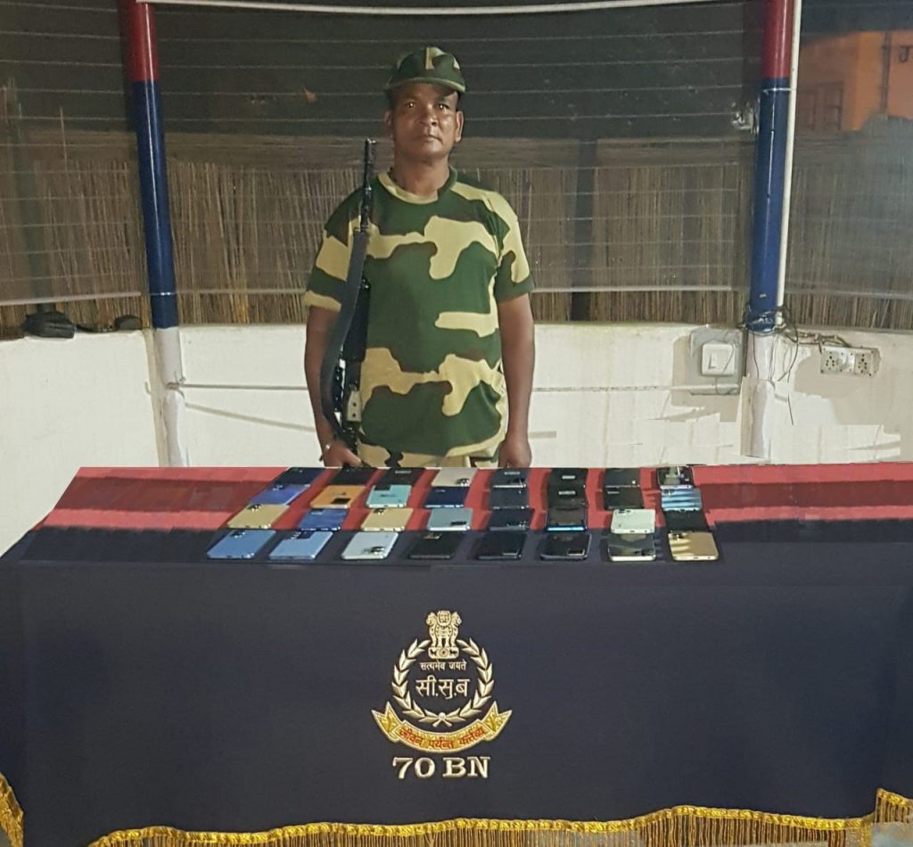 BSF foils mobile phones’ smuggling bid at India-B’desh border bsf-foils-mobile-phones’-smuggling-bid-at-india-b’desh-border