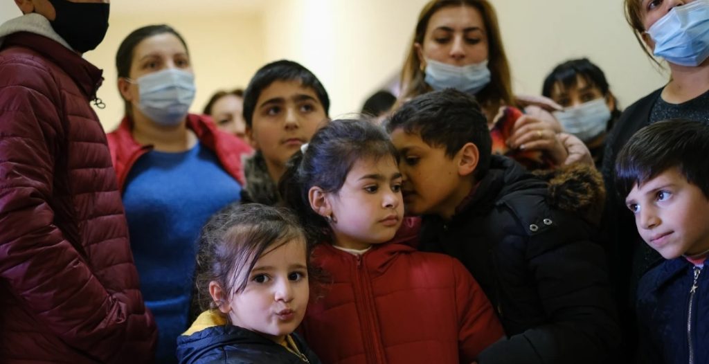 ethnic-armenian-refugees-flee-nagorno-karabakh