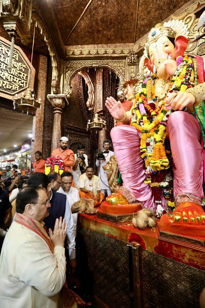bjp-president-nadda-prays-at-lalbaugcha-raja-in-mumbai
