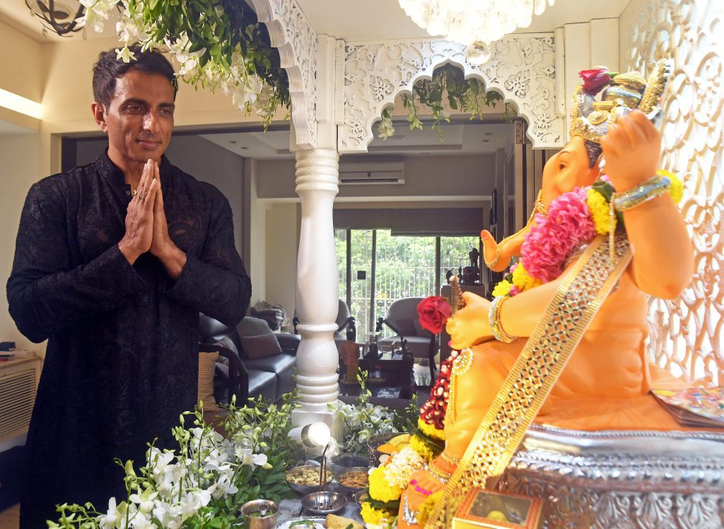 sonu-sood,-farah-khan,-shreyas-talpade-visit-lalbaugcha-raja