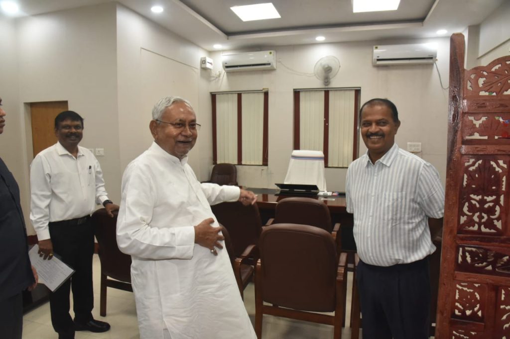 bihar-cm-makes-surprise-check-on-ministers,-finds-several-missing-from-office
