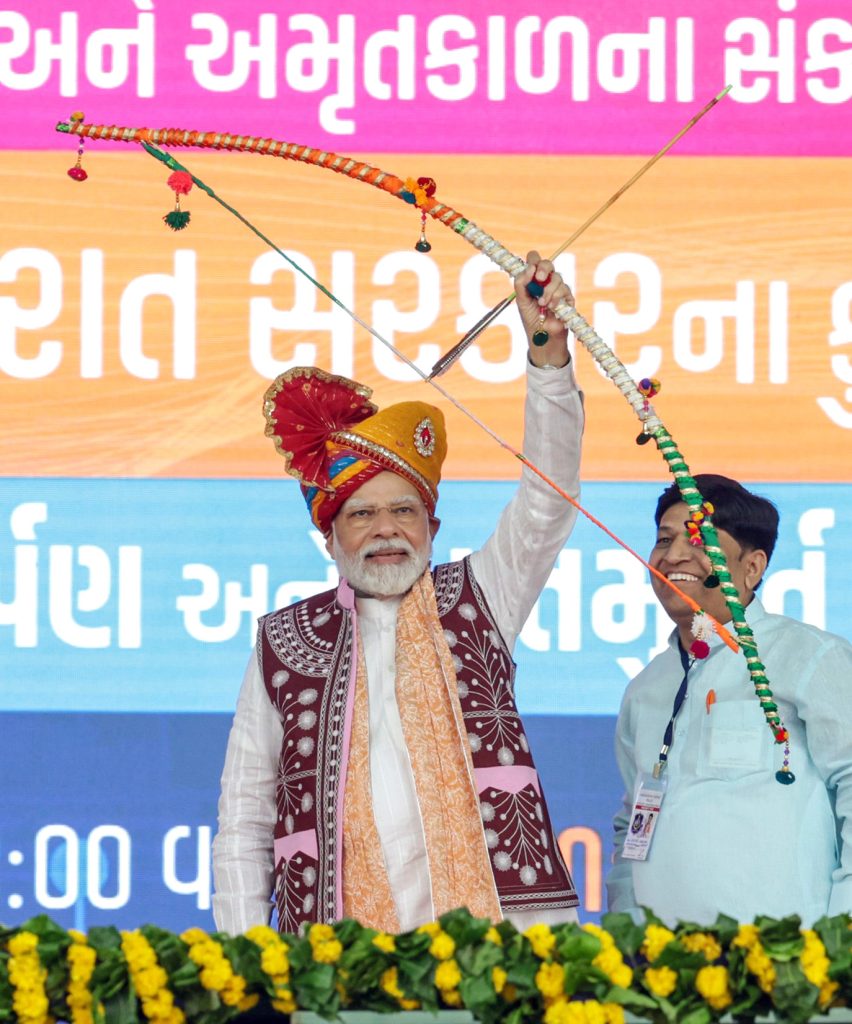 pm-modi-criticises-former-central-govt-for-non-cooperation-to-vibrant-gujarat-(lead)