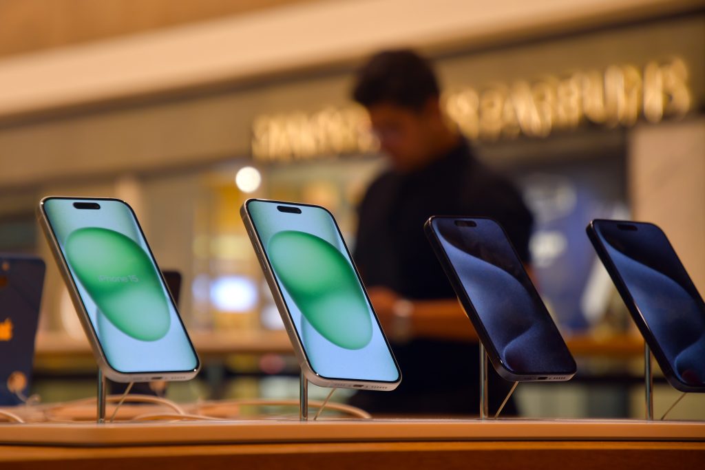 mobile-phone-exports-from-india-cross-rs-45,000-cr-in-april-aug
-period,-apple-leads