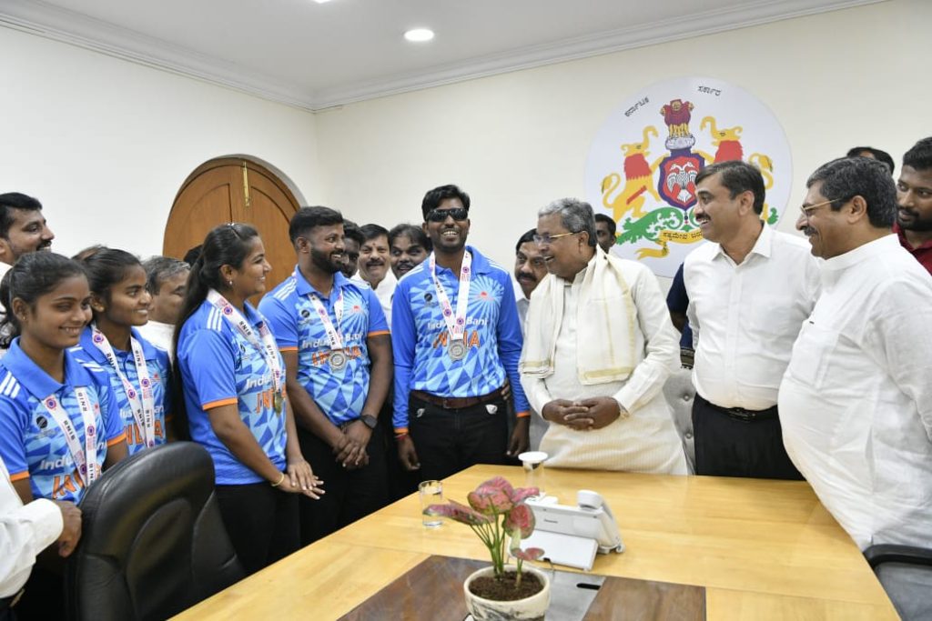 k’taka-cm-felicitates-gold-medal-winning-indian-blind-women’s-cricket-team