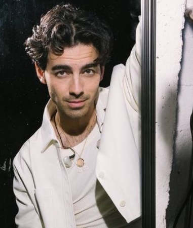 joe-jonas-seen-bonding-with-daughters-during-musical-outing-amid-divorce