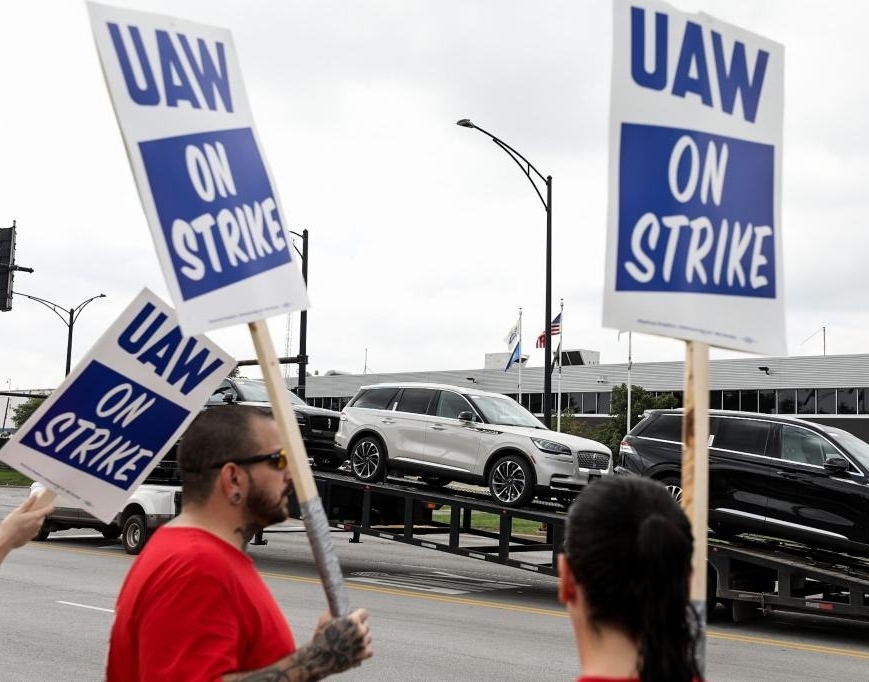 UAW adds GM, Ford SUV plants to strike uaw-adds-gm,-ford-suv-plants-to-strike