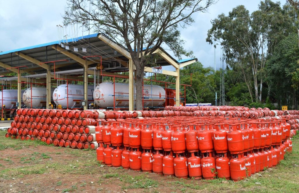commercial-lpg-cylinder-price-hiked-by-huge-rs-209-in-setback-to-consumers