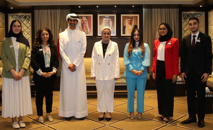 Youth Minister receives Bahraini Youth Ambassadors Programme