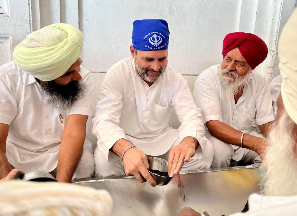 rahul-gandhi-visits-golden-temple,-offers-‘sewa’-(lead)