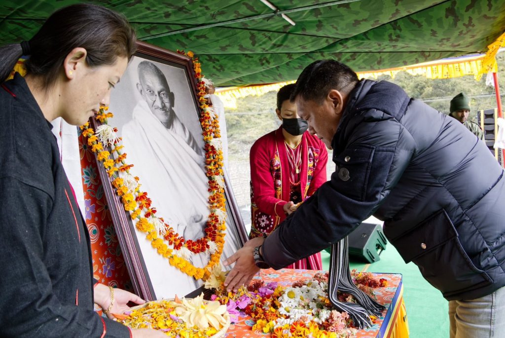 arunachal-cm-celebrates-gandhi-jayanti-with-jawans-along-lac-with-china
