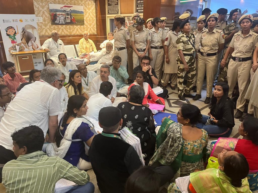 High drama at Krishi Bhawan after Trinamool delegation dharna; detained by police, claims party high-drama-at-krishi-bhawan-after-trinamool-delegation-dharna;-detained-by-police,-claims-party