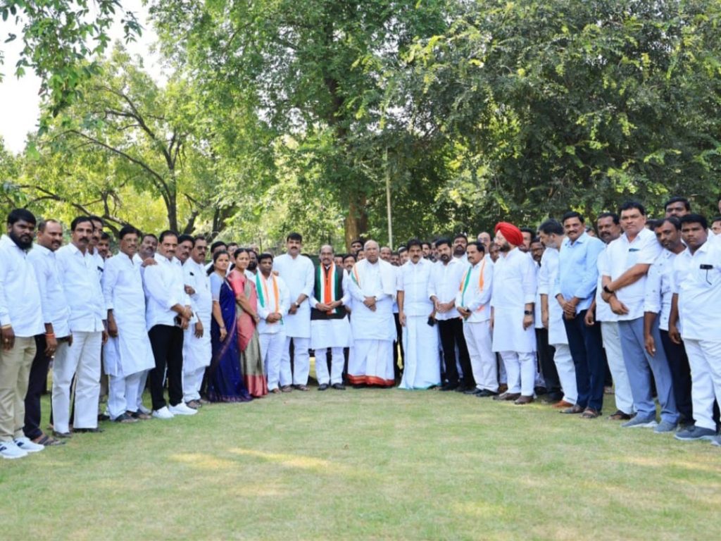 another-blow-to-brs,-two-senior-leaders-join-congress