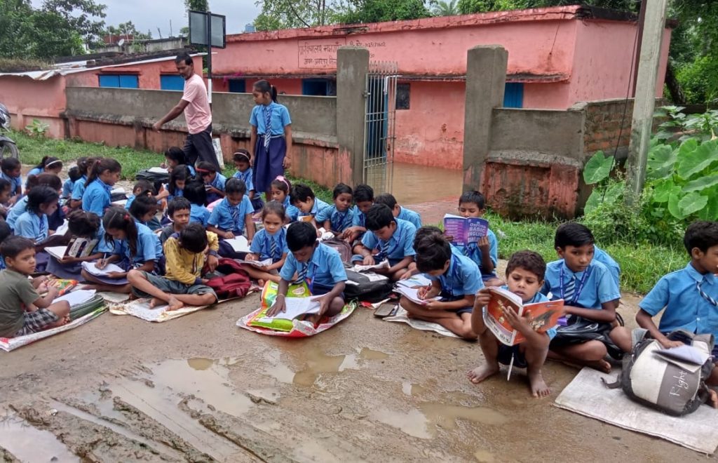 waterlogged-school-forces-70-students-to-study-on-road-in-bihar’s-banka