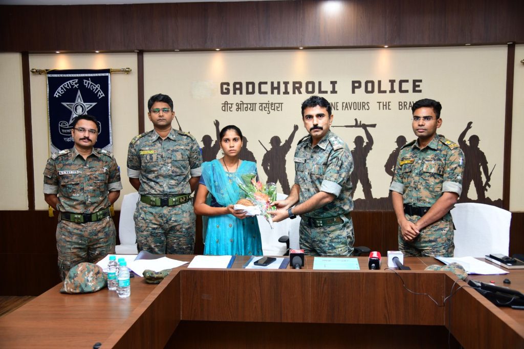chhattisgarh’s-dreaded-woman-maoist-with-rs-11-l-booty-lays-down-arms-in-maha