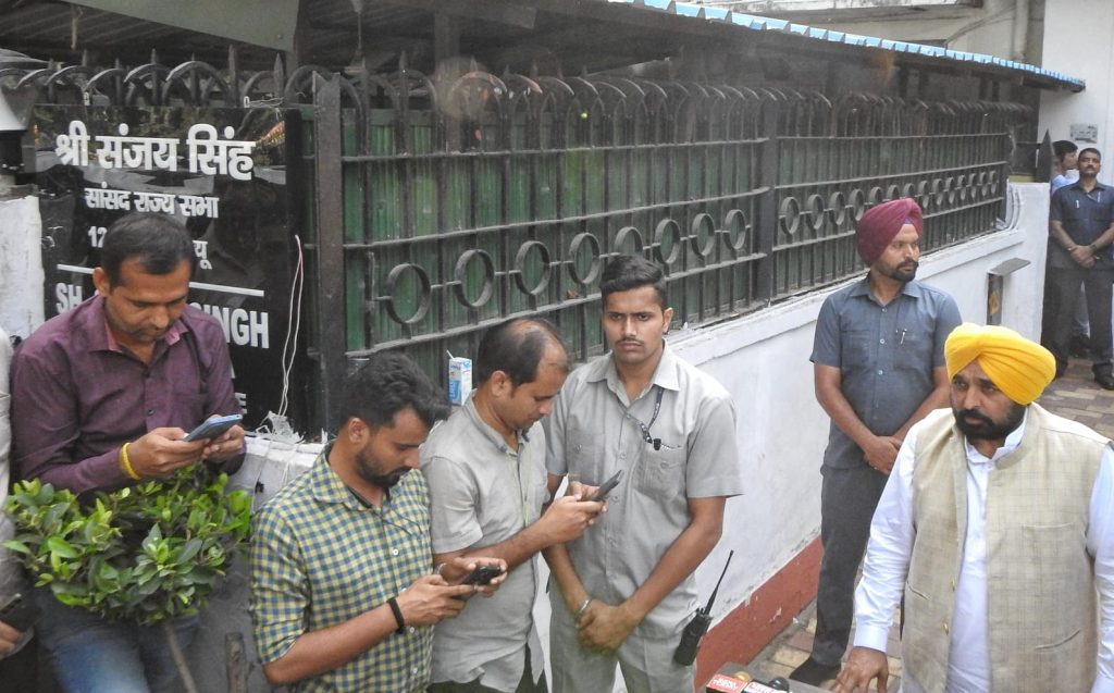 punjab-cm-meets-sanjay-singh’s-family,-says-bjp-scared-of-opposition