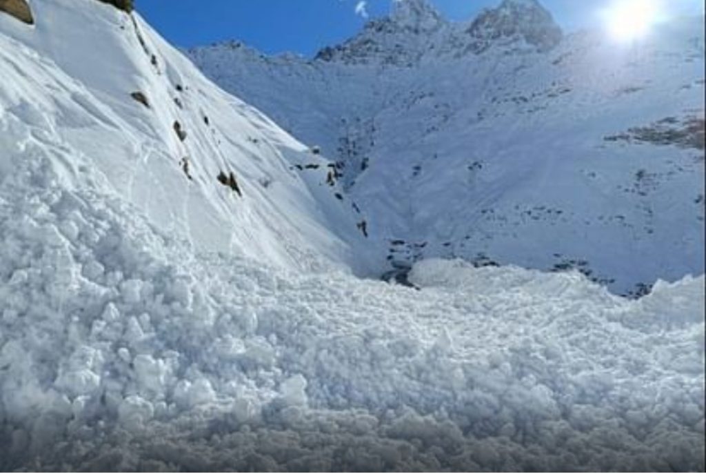 One killed, 3 missing after avalanche hits army training team in Ladakh one-killed,-3-missing-after-avalanche-hits-army-training-team-in-ladakh
