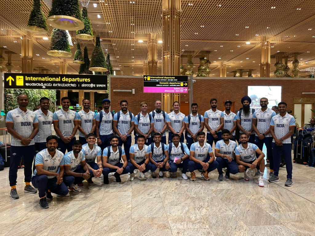 Indian men, women hockey teams receive thunderous welcome after successful Asian Games indian-men,-women-hockey-teams-receive-thunderous-welcome-after-successful-asian-games