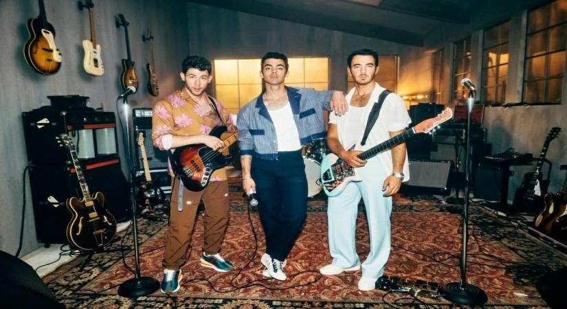 Jonas Brothers belt out classic Eagles track with their dad on stage jonas-brothers-belt-out-classic-eagles-track-with-their-dad-on-stage