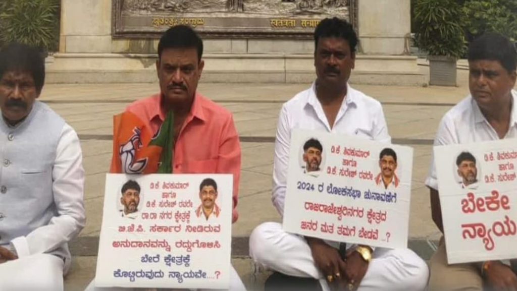 bjp-mla-munirathna-ends-hunger-strike,-touches-dy-cm-shivakumar’s-feet